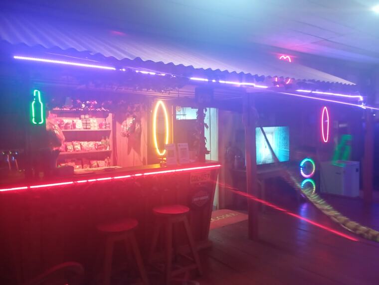 Barra con luces de neón