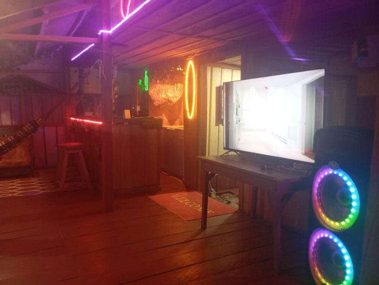 Interior del bar con luces de colores