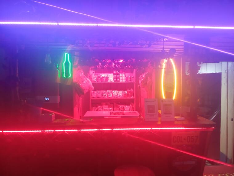 Bar de noche con tiras de neón