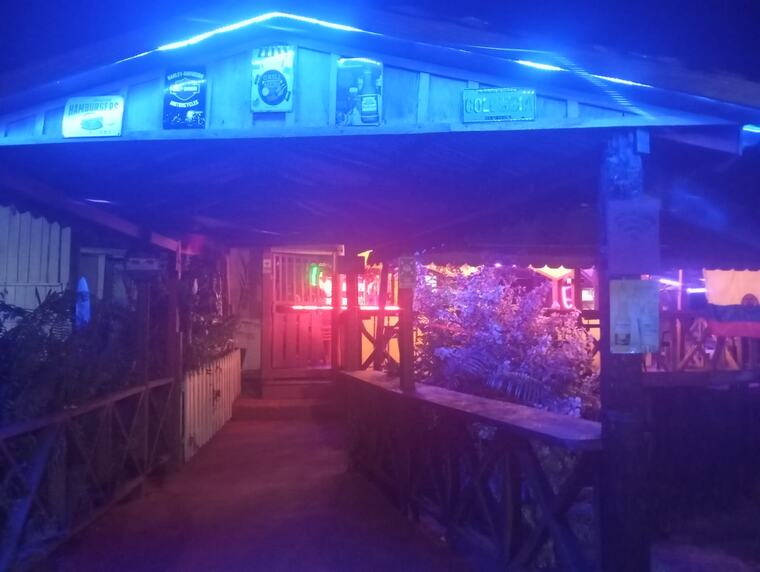 Terraza del bar con luz azul