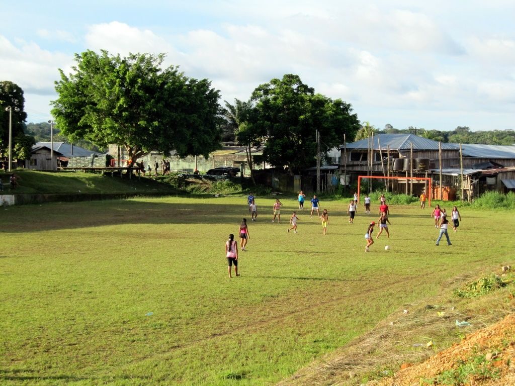 Cancha del pueblo con gente jugando