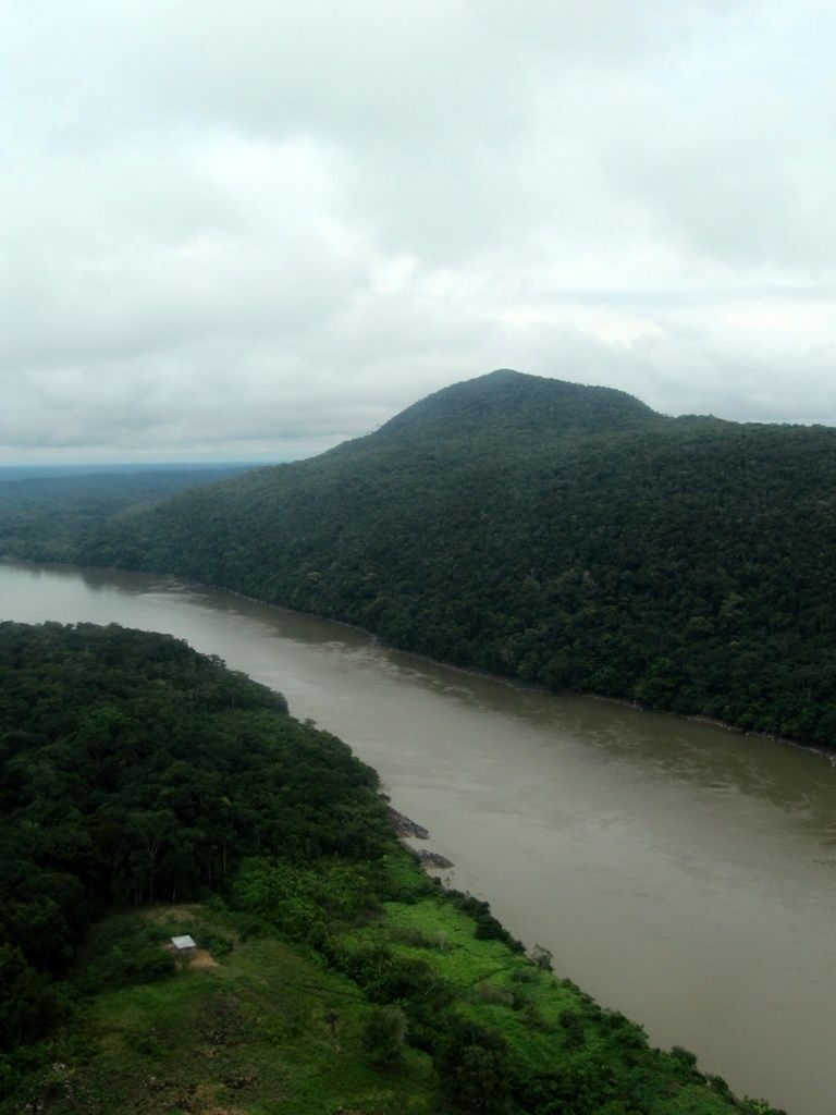 Cerro Yupatí al otro lado del río Caquetá