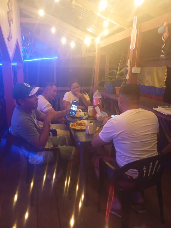 Clientes cenando en el bar de noche