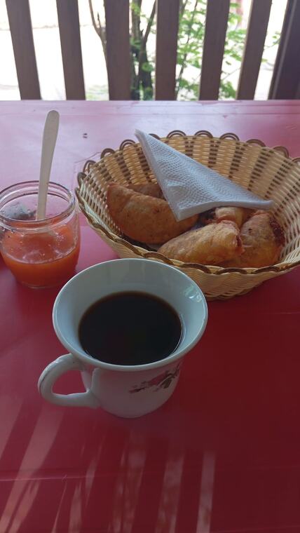 Desayuno con café y pan recién servido
