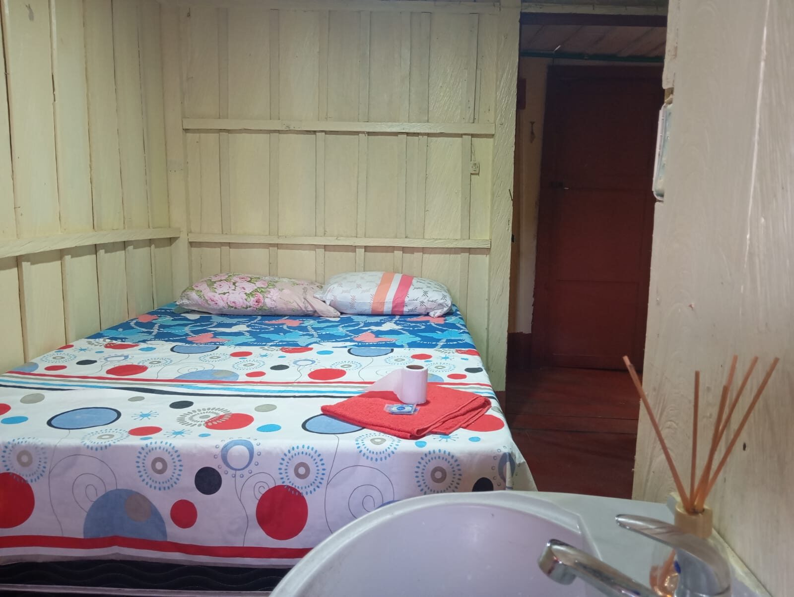 Habitación con cama doble y baño privado