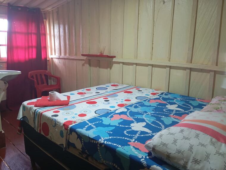 Habitación con baño, vista de la cama