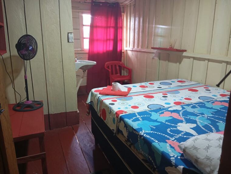 Habitación con lavamanos y ventilador