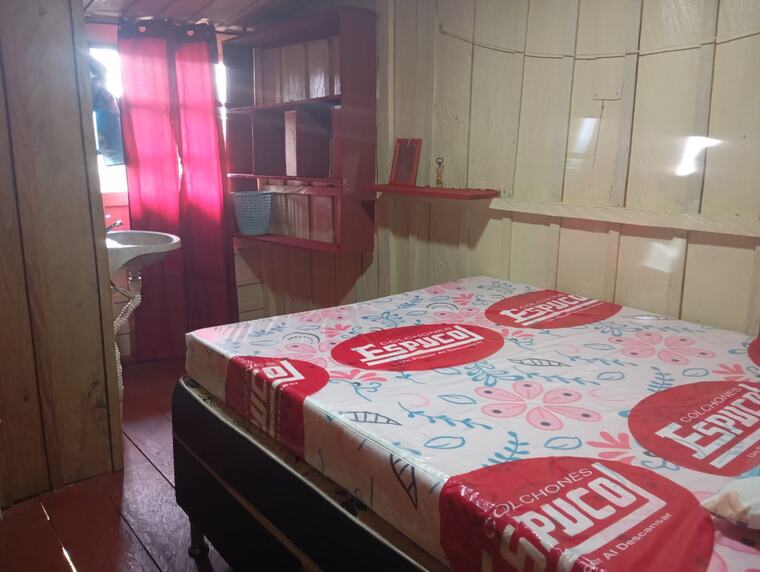 Habitación con baño privado y ventana
