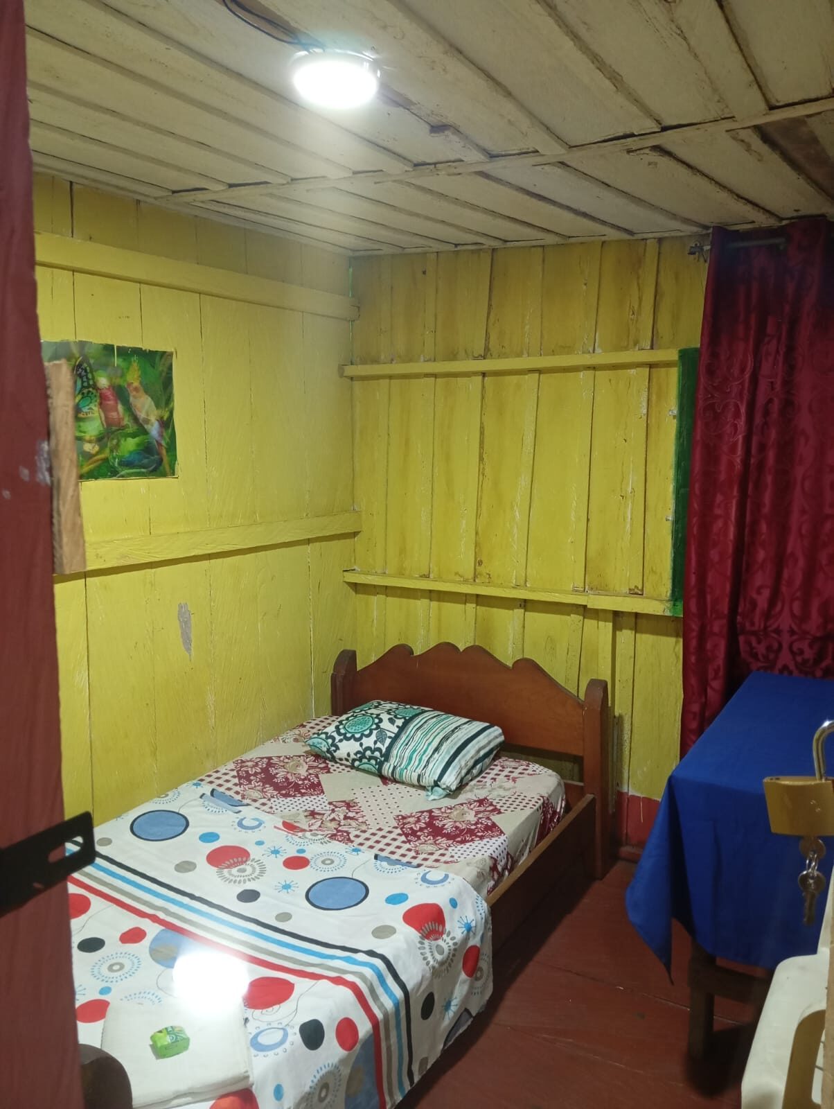 Habitación sencilla de madera pintada
