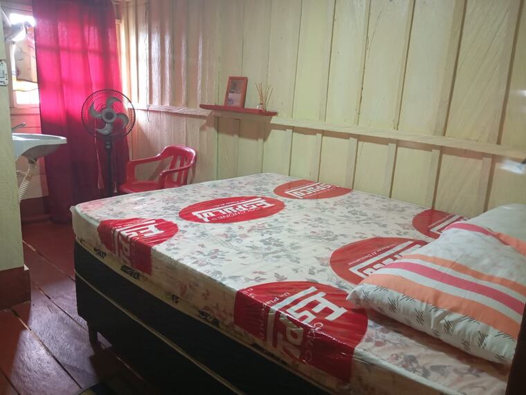 Habitación sencilla con ventana