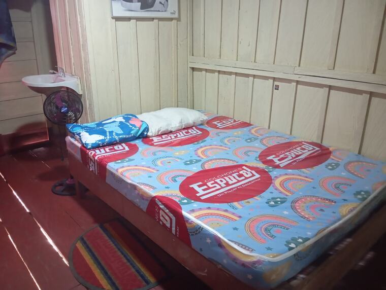 Habitación sencilla con cama nueva