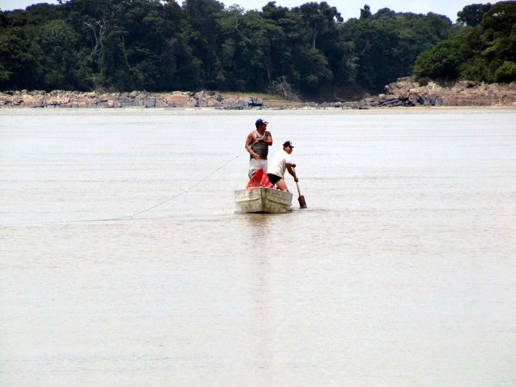 Lancha navegando por el río Caquetá