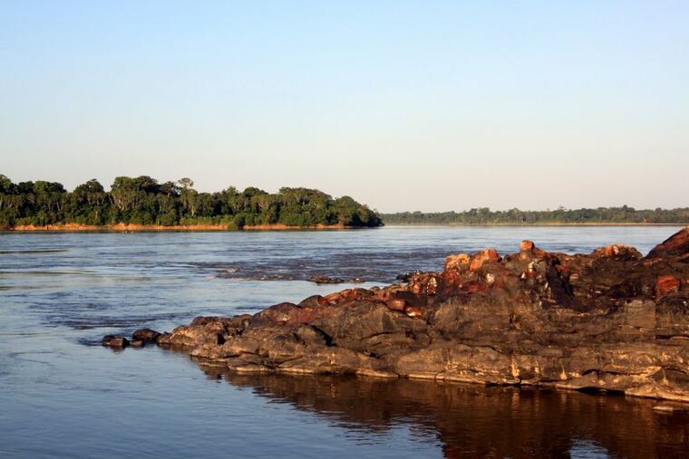 Rápidos de piedra en el río Caquetá