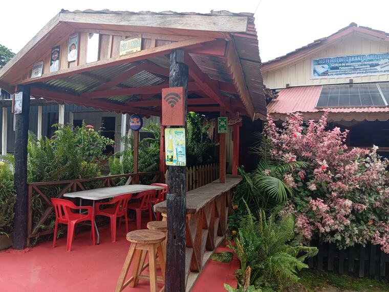 Terraza del hotel rodeada de flores