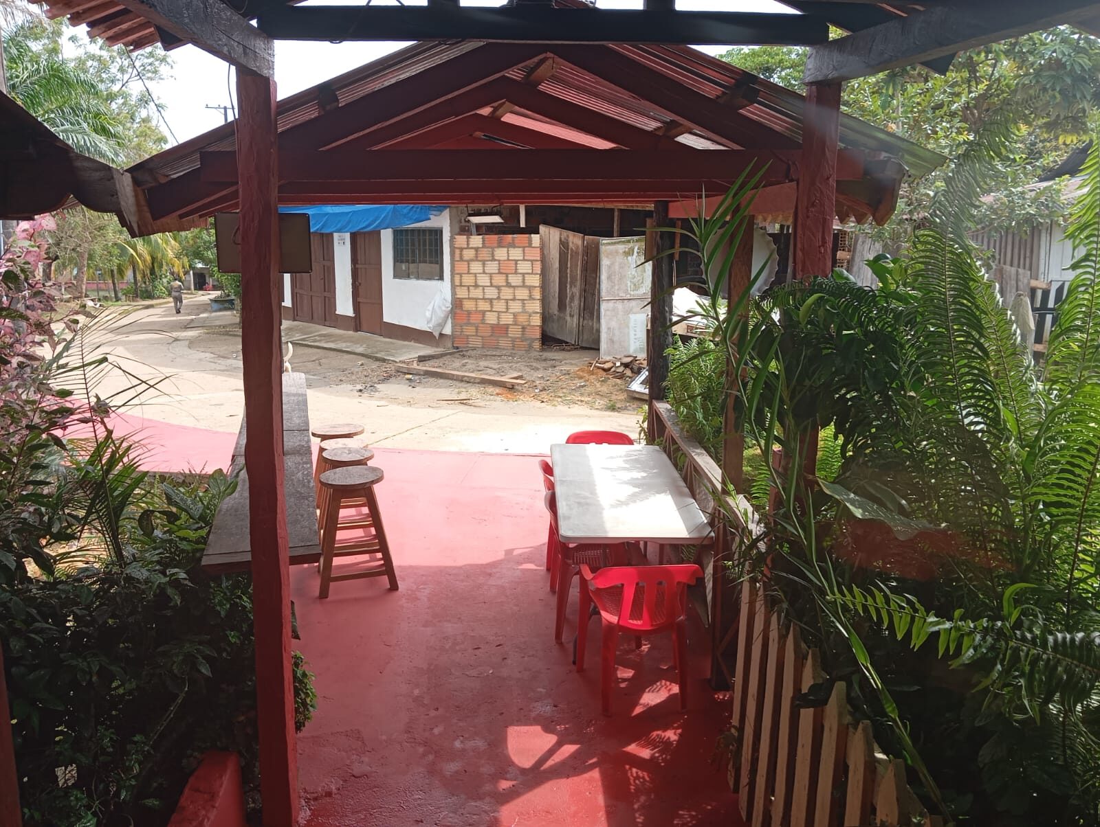 Mesas del restaurante en la terraza cubierta del hotel